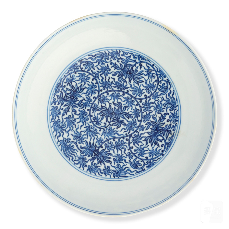清雍正 青花花卉紋盤 | AN IMPERIAL BLUE AND WHITE 'CHRYSANTHEMUM' DISH - 图1